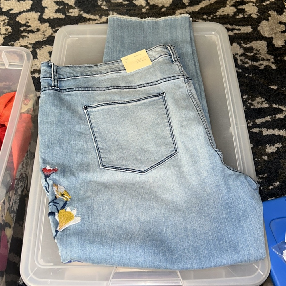 NWT Universal Thread embroidered jeans - Picture 2 of 13